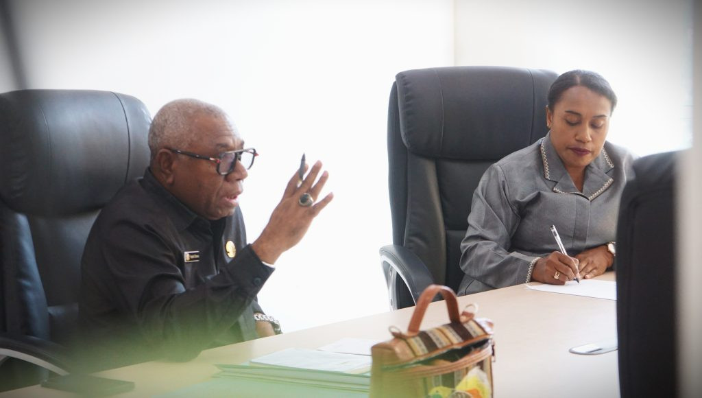 Ketua Panmus MRP Papua, Franklin O. Demena (kiri), dan Ketua Panmus MRP Papua Barat Daya, Bertha N. Gefilem (Kanan). Foto: Darul Muttaqin